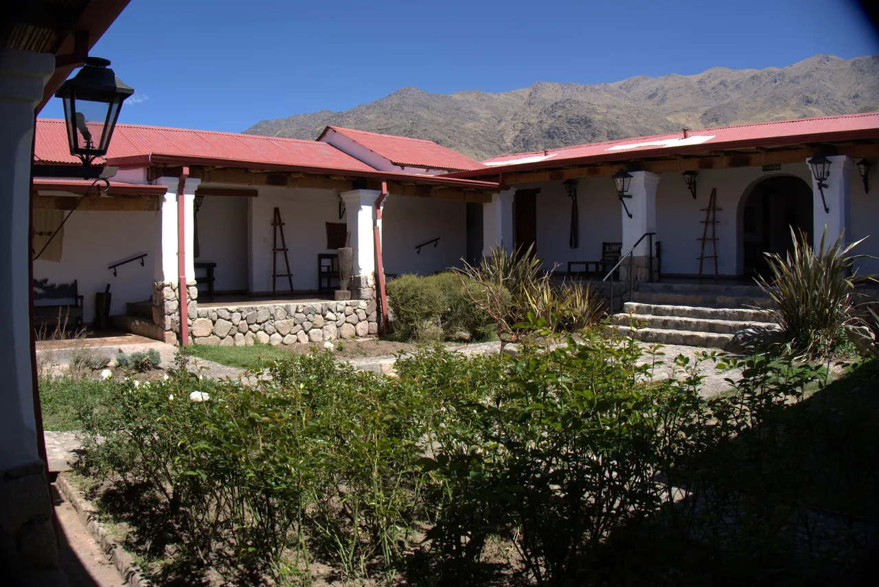 Patio con jardín y galerías coloniales de Estancia Las Carreras