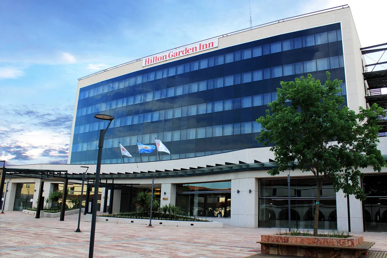 Fachada vidriada y acceso del Hilton Garden Inn Tucumán