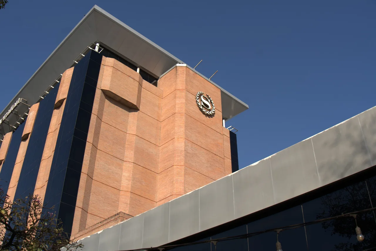 Fachada de ladrillo del Sheraton Tucumán
